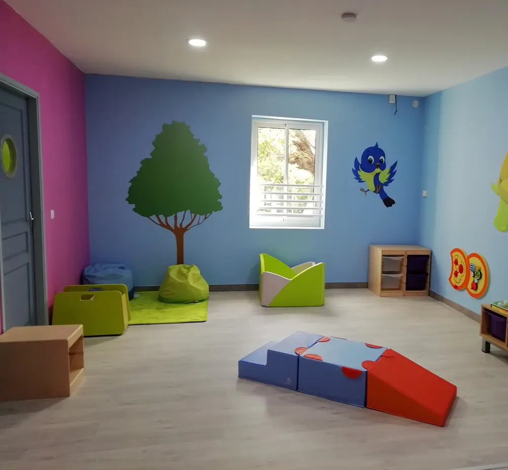 Salle d'éveil Kids Kreol - espace lumineux et sécurisé