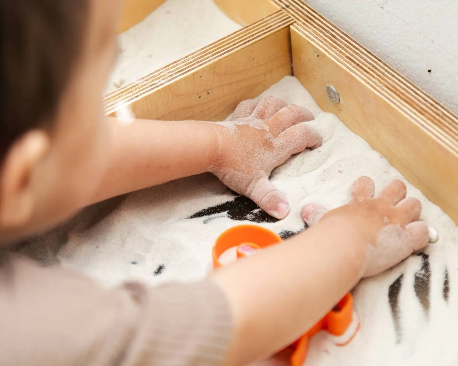 Enfant en activité d'éveil et de jeu à la micro-crèche