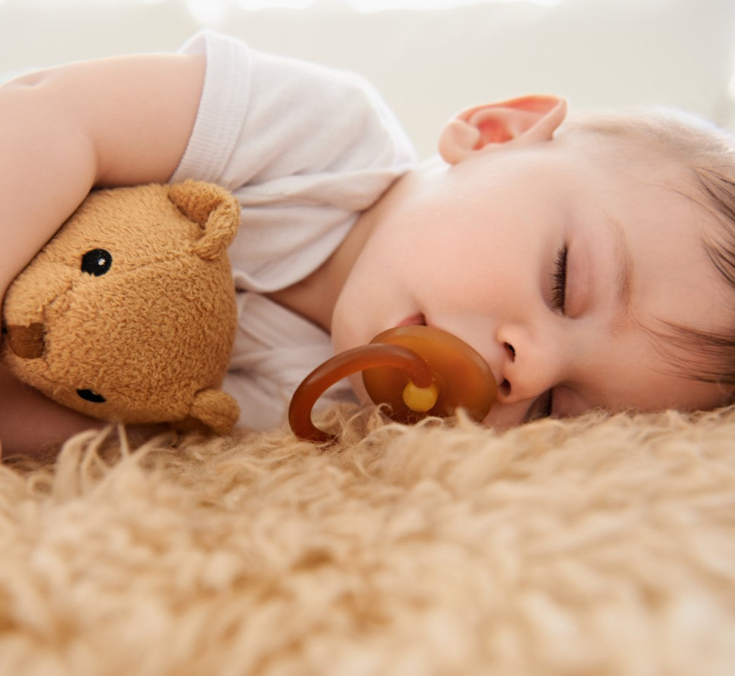 Bébé endormi paisiblement dans un cadre apaisant