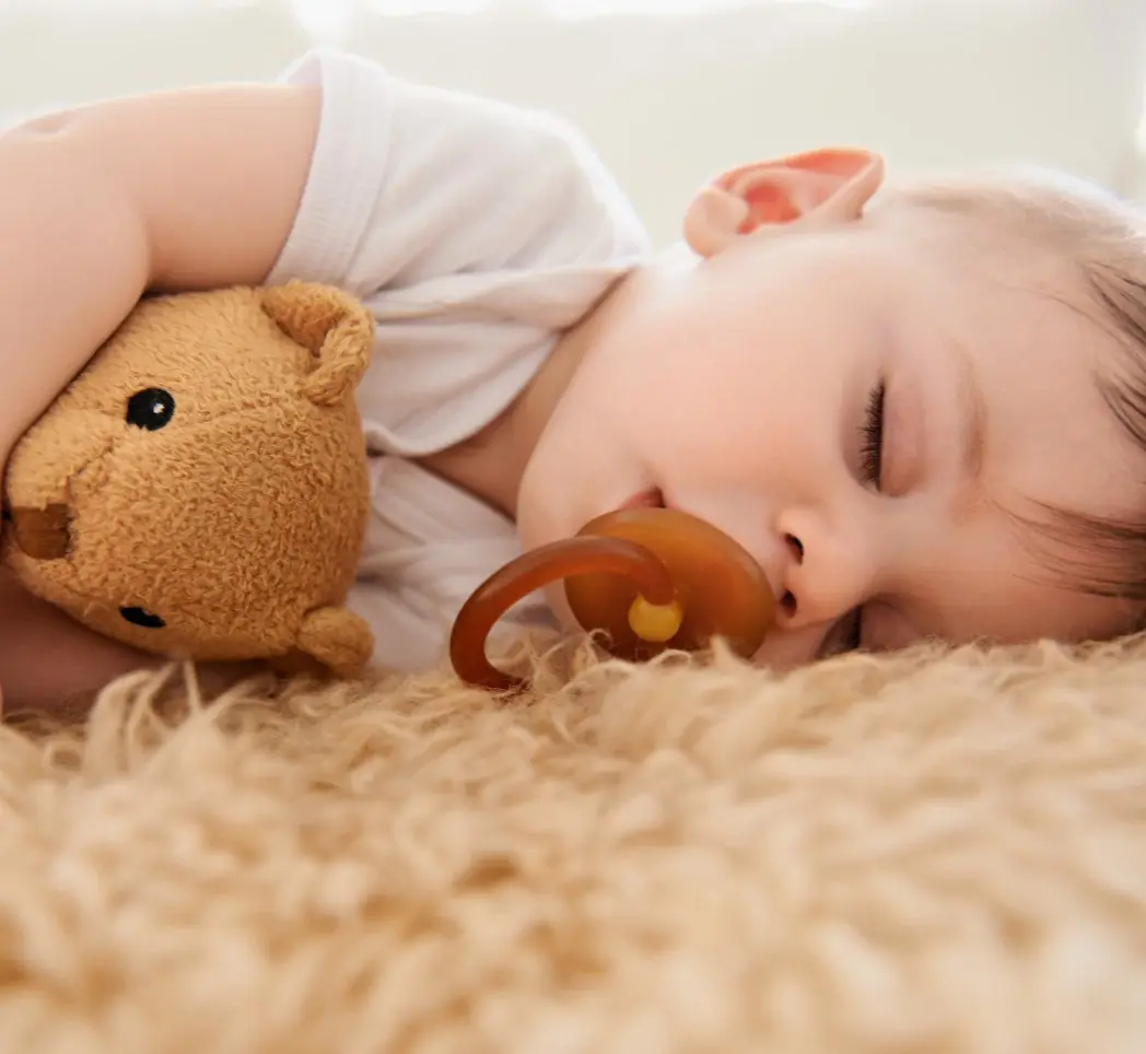 Bébé endormi paisiblement dans un cadre apaisant
